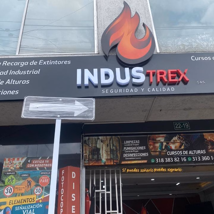 Señales Informativas 1 Fabricamos señales informativas de tránsito en Bogotá con materiales certificados y cumplimiento del Manual de Señalización Vial. Cotiza instalación profesional.